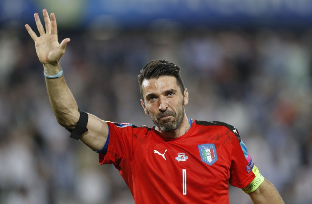 Italiaanse held Buffon gespot op vakantie tijdens potje voetbal met kids (video)