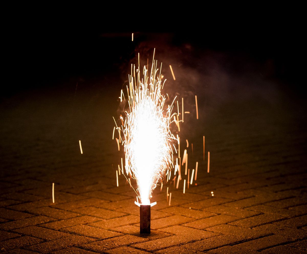 PSV-aanhangers steken opnieuw vuurwerk af bij hotel Atlético (video)