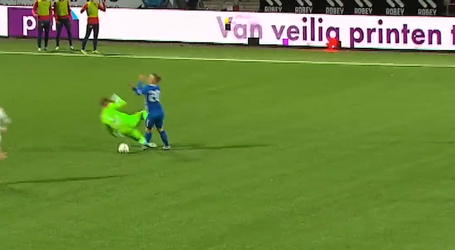 🎥  | Rode kaart! Check hier de kamikaze actie van keeper Ronald Koeman junior