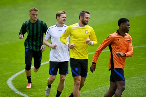 Denzel Dumfries speelde als amateur al in het oranje: 'Ik kuste het embleem'