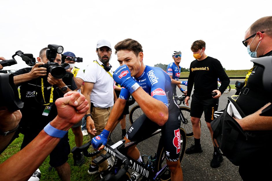 Jasper Philipsen pakt 2e etappe op rij in de Tour na eindfase waarin Fabio Jakobsen onderuit ging
