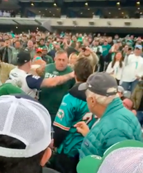 🎥 | New York Jets-fans rammen elkaar van de tribunes af tijdens NFL-duel