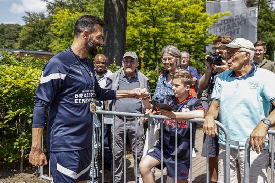 🎥​ | Klaar voor het echte werk? Ruud van Nistelrooij krijgt applaus bij 1e training PSV