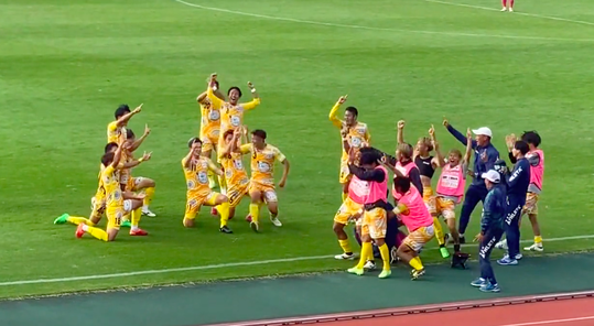 🎥 | Bijna 56 jaar en nog altijd een goaltjesdief: 'King Kazu' is zijn streken niet verleerd