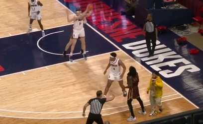 🎥 | Bezorger verstoort basketbalduel in de VS: 'Heeft de scheids soms eten besteld?'