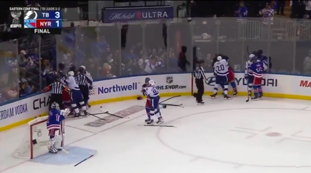 🎥 | IJshockeyers Tampa en NY Rangers massaal op de vuist na de buzzer