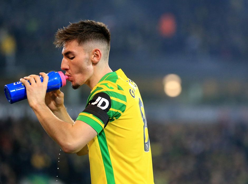 LEVENSGEVAARLIJK! Norwich City-trainer stelde speler op met koorts: 'Ik ben verantwoordelijk'