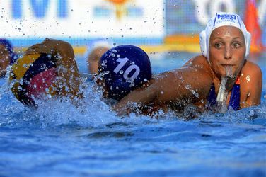 Waterpolovrouwen naar halve finale EK