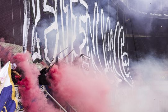 Boze Willem II-fans bij hoofdingang stadion; eisen vertrek trainer Kevin Hofland