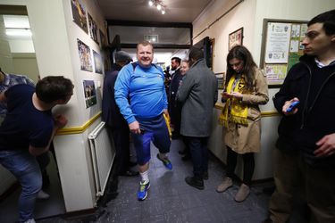 Cultheld Wayne Shaw in de put na ontslag Sutton United? Naaaaaah, nee! (video)