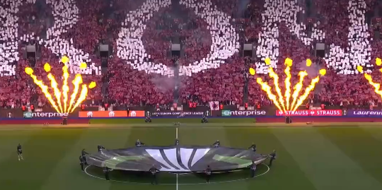 🎥  | Forever blowing bubbles: stadion van West Ham United gaat los voor wedstrijd tegen AZ