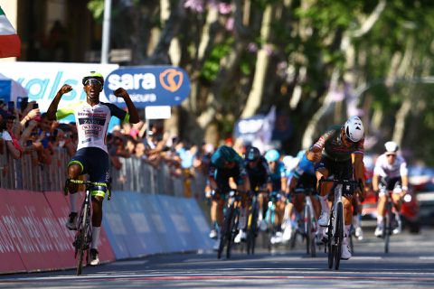 Mathieu van der Poel verliest sprint van Biniam Girmay in 10e etappe Giro d'Italia