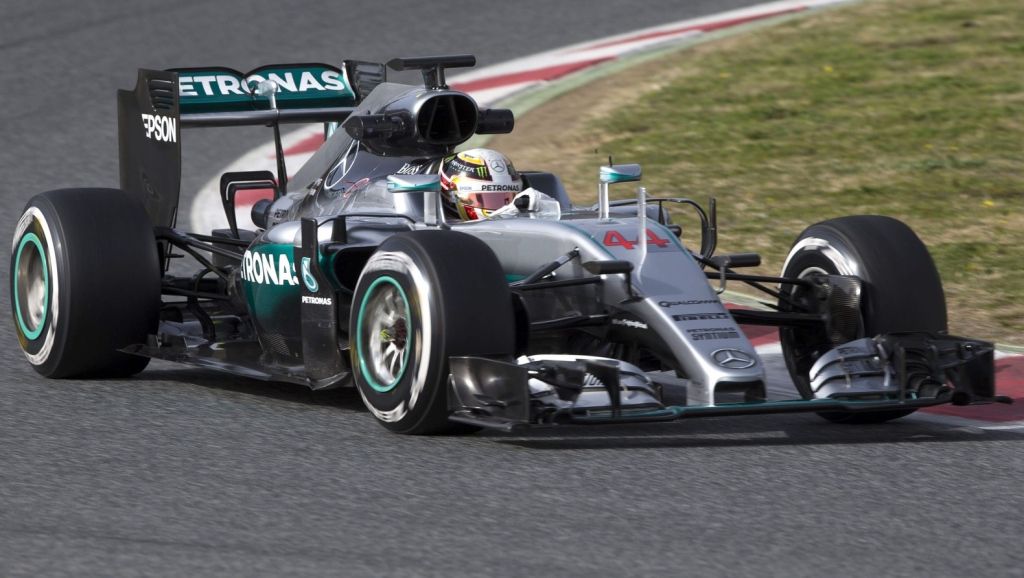Hamilton euforisch na 156 rondjes in nieuwe Mercedes
