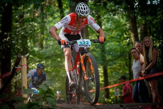 Eindbaas Mathieu van der Poel zegeviert op mountainbike bij start wereldbeker (video)