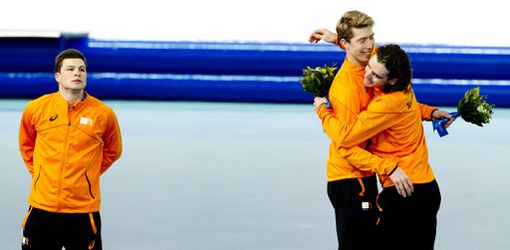 De Jong overhandigt 'medailletegel' aan Bergsma voor zilveren medaille