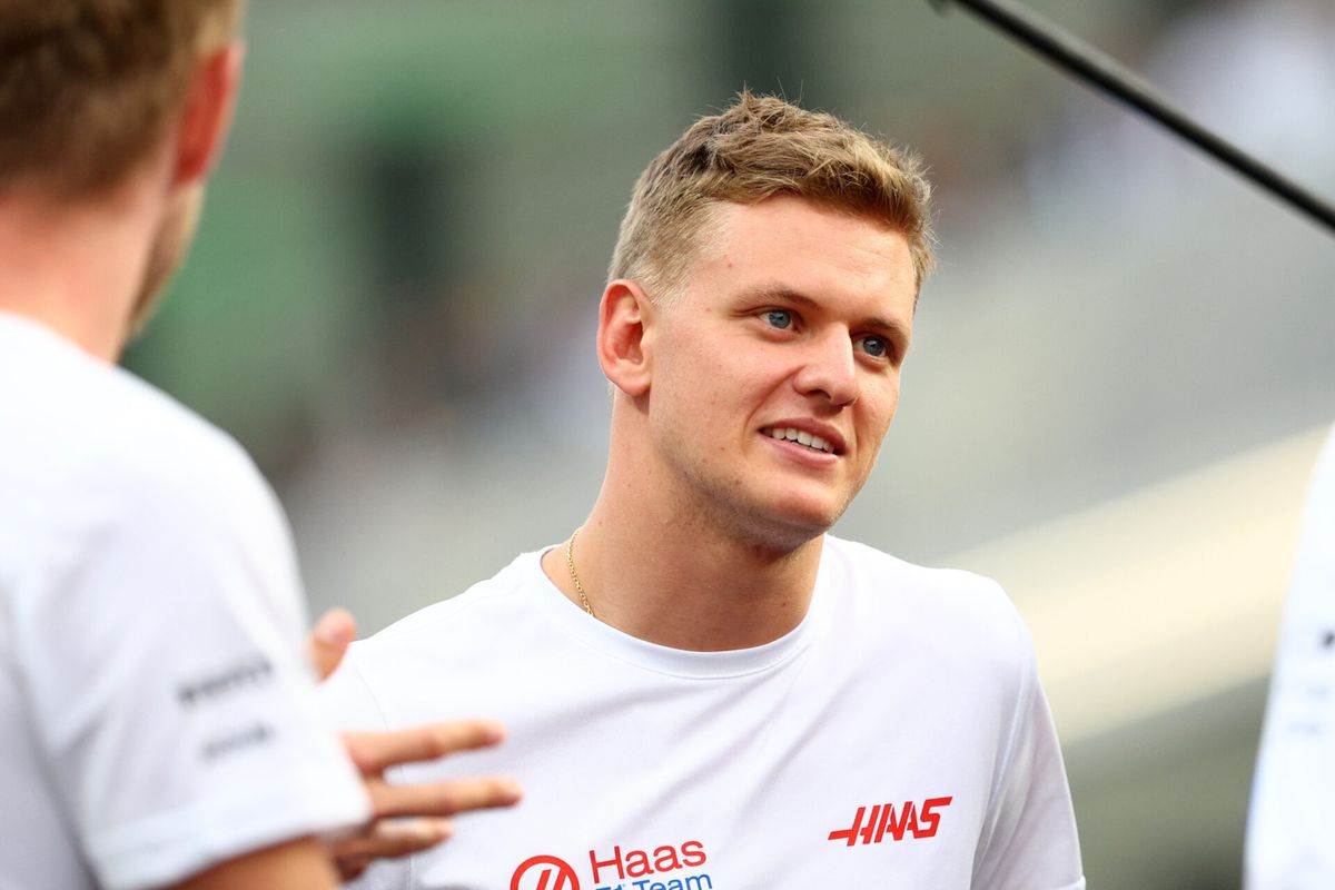 Mick Schumacher voelt zich na heftige crash weer top: 'Hij moet in Australië wel voorzichtig doen'