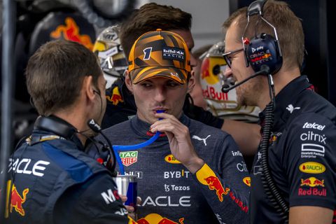 Max Verstappen denkt nog niet aan titel in Japan: 'Het was gewoon drama in Singapore'