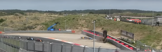 🎥​ | Schrikbarende F3-crash op Zandvoort: Delli Guanti belandt buiten de omheining