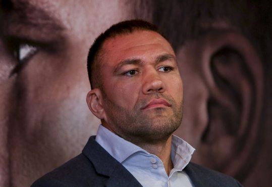 Bokser Pulev moet op cursus seksuele intimidatie na ongewilde zoen op de mond van journaliste