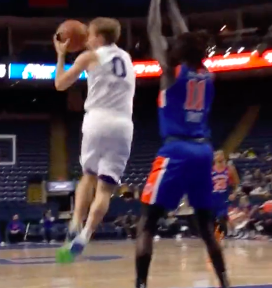 🎥 | G League-toptalent McClung gooit te gekke 360 layup raak: 'OMG!'