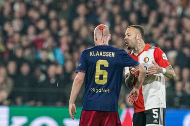 Schande! Wedstrijd gestaakt: Davy Klaassen gewond aan hoofd door voorwerp vanuit fans