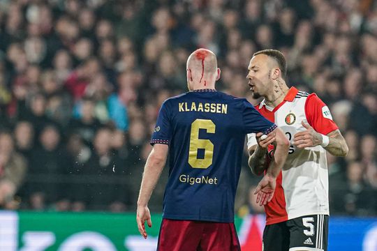Schande! Wedstrijd gestaakt: Davy Klaassen gewond aan hoofd door voorwerp vanuit fans