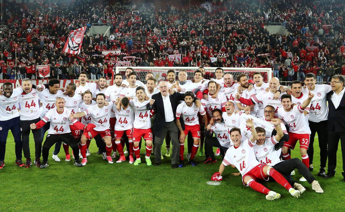 Wel een forse straf, maar geen punten eraf: Olympiakos blijft kampioen