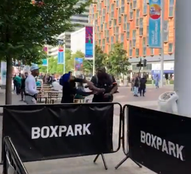 🎥😯 | Beveiliger (en oud-bokser) Julius Francis slaat gast KO bij Wembley-evenement