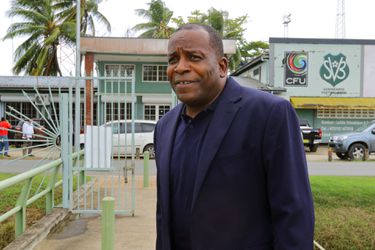 Bondscoach Stanley Menzo stapt na 9 maanden alweer op bij Suriname