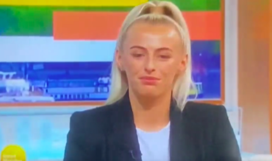 🎥 | Awkward! Presentator noemt EK-winnares Kelly Coco: 'Noem mijn dochter Chloe ook zo'