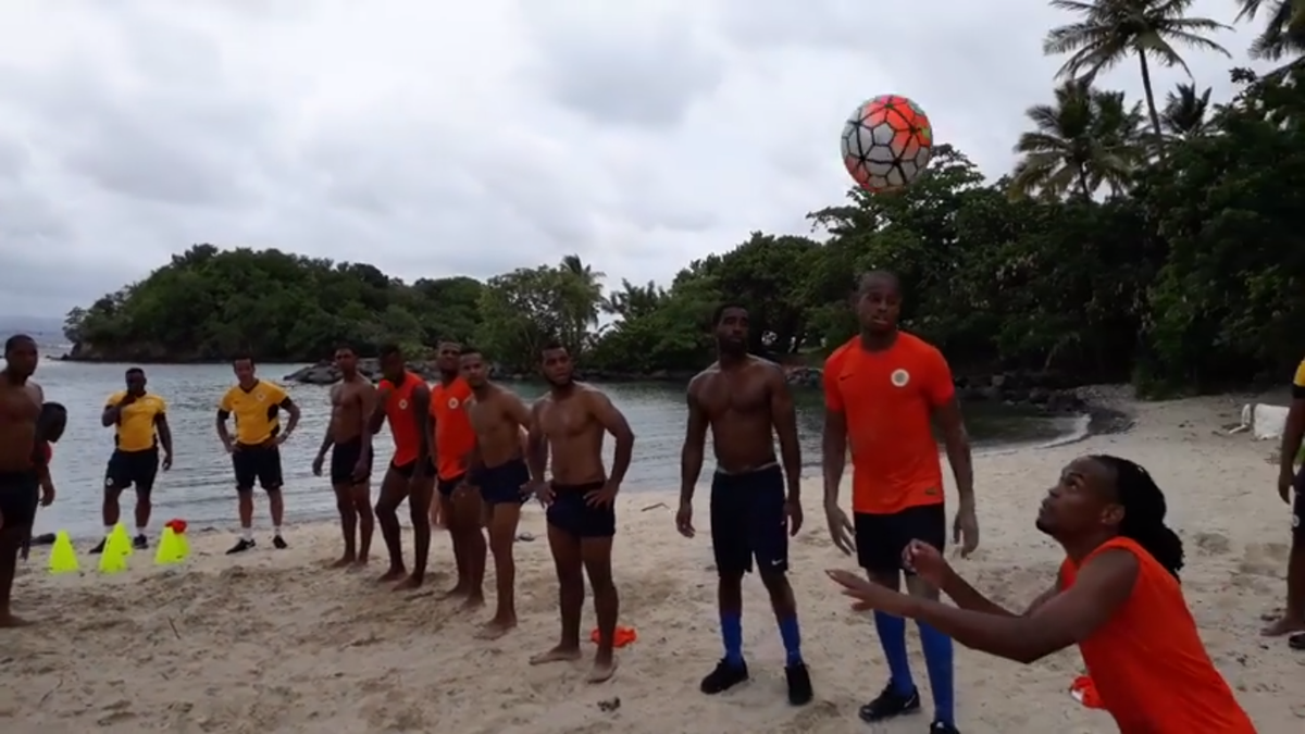 Nationaal elftal Curaçao heeft mooiste versie 'Header Bin Challenge' (video)