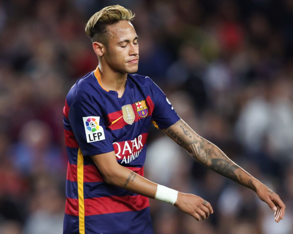 Neymar slaat Valenciaan en mikt flesje naar zijn hoofd (video)