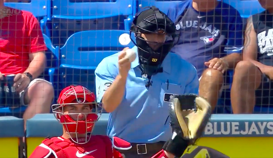🎥 | Misverstand? Gepikeerde honkbalscheids stuurt 'trollende' catcher zomaar weg