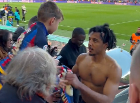 🎥 | Lief! Jules Koundé klimt tribune op om jonge Barça-fan zijn shirt te geven