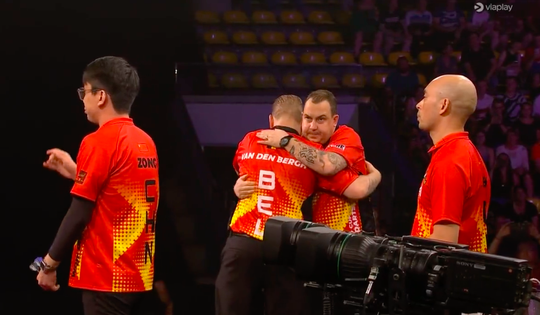 💕🕊| Ruzie? Darters Van den Bergh en Huybrechts knuffelen stevig bij World Cup-duel