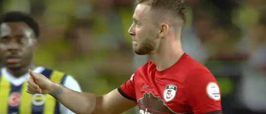 🎥 | Alexandru Maxim applaudisseert cynisch naar scheidsrechter: met rood het veld af