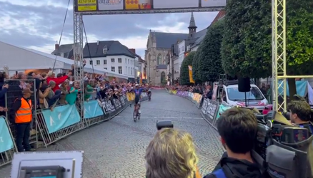 🎥 | Criterium: Van der Poel blijft ploegmaat Philipsen en Ciccone voor in Aalst