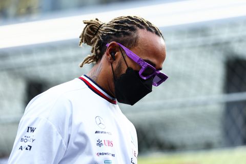 CRASH! Lewis Hamilton had vorig jaar zijn beste seizoensstart ooit en nu zijn slechtste