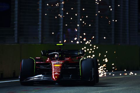 Vrije training 2: Sainz is de snelste, Verstappen bleef lang binnen en bolide Gasly in de fik