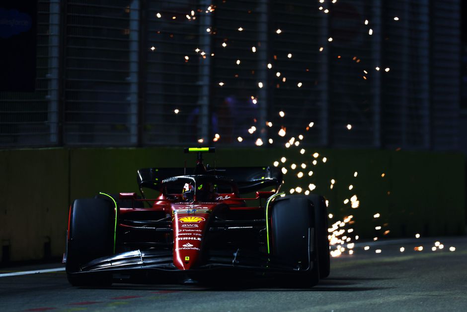 Vrije training 2: Sainz is de snelste, Verstappen bleef lang binnen en bolide Gasly in de fik