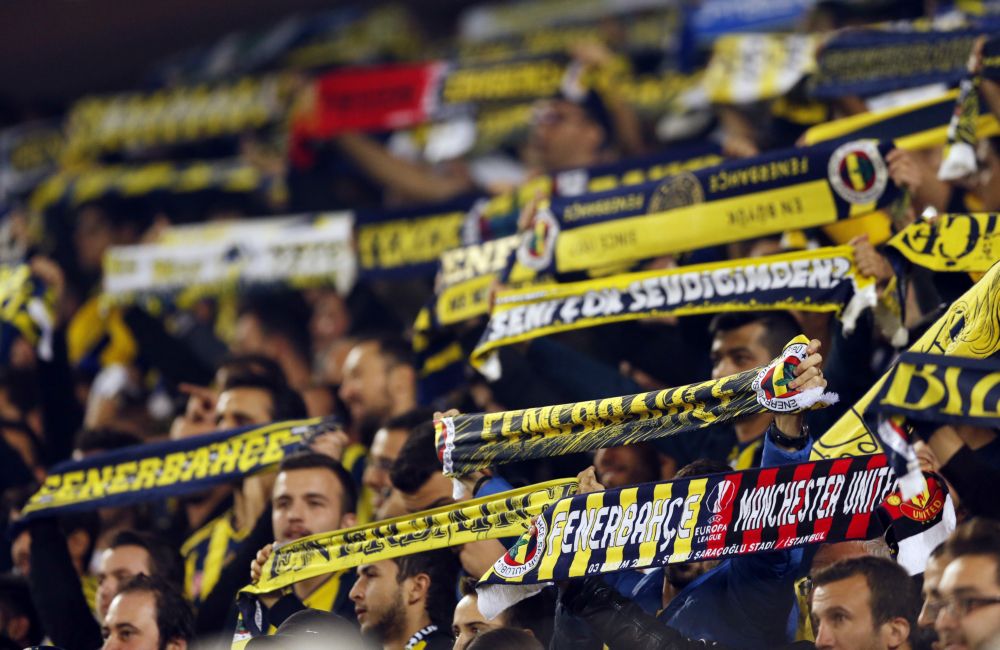 Fenerbahçe raakt achterop na nederlaag bij Antalyaspor