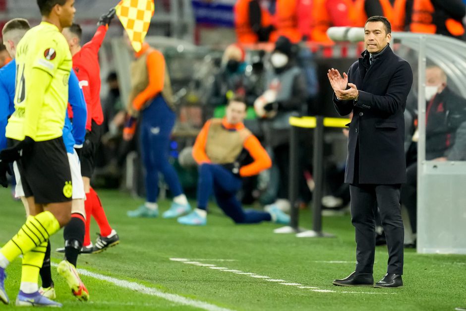 Van Bronckhorst walst met Rangers over Dortmund heen, FC Barcelona gelijk tegen Napoli