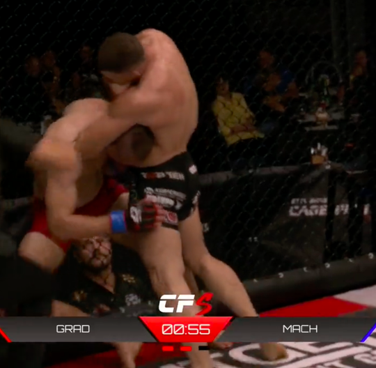 🎥 | MMA-vechter laat opponent aftikken na deze STAANDE 'guillotine choke'