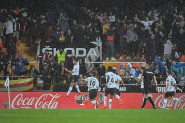 Kluivert helpt Valencia naar eindelijk weer een overwinning, Real wint mede door magnifieke goal Kroos