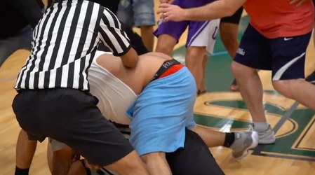 🎥 | Massale knokpartij bij college basketbalduel: scheids, spelers en fans raken slaags