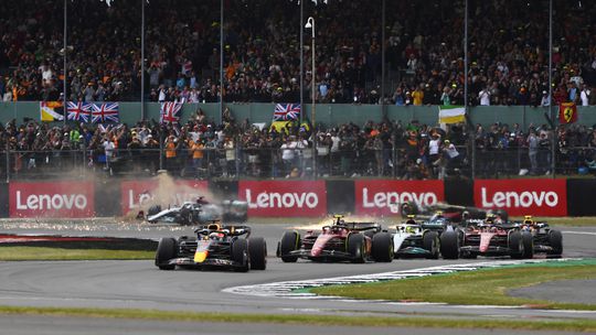 Herstart: Carlos Sainz weer op pole, 17 coureurs racen verder in Groot-Brittannië