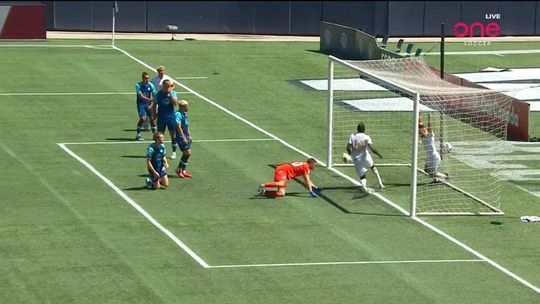 🎥 | Wat gebeurt hier?! Bal ligt op doellijn, maar speler schiet alsnog naast