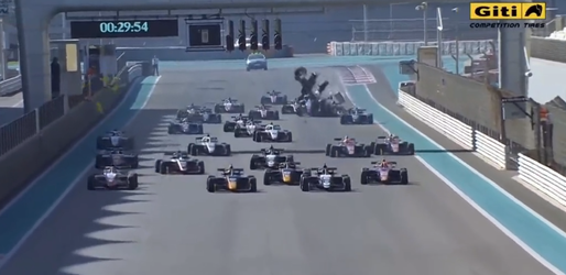 🎥 | Heftige startcrash bij Formule Regional in Abu Dhabi