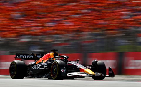 Max Verstappen flikt het ook met haperende DRS: P1 in Spanje én nieuwe WK-leider