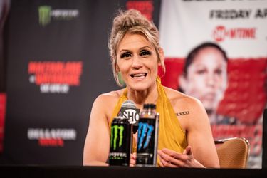 🎥| MMA-vechtster De Anna Bennett: 'Mijn bijnaam is Vitamine D, ik wil deapthroaten'